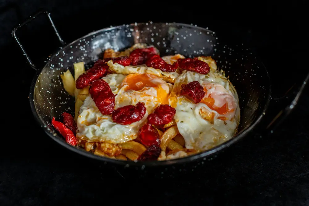 Huevos rotos con chistorra