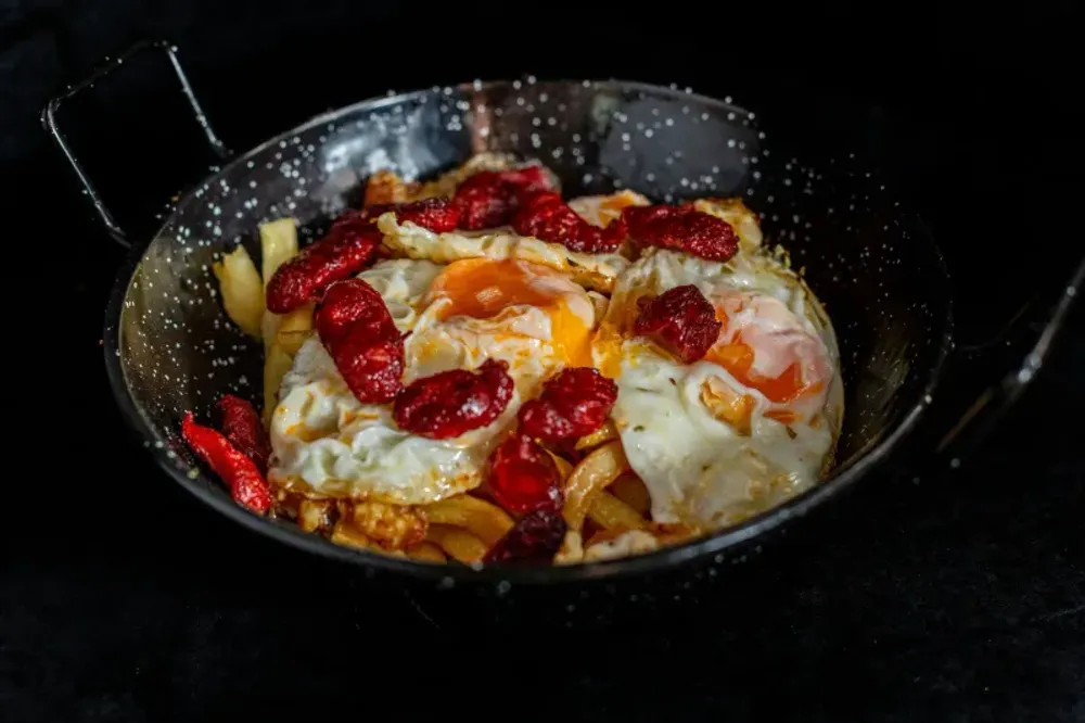Fried eggs with Chistorra