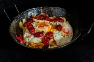 Huevos rotos con chistorra