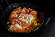 Huevos rotos con jamón