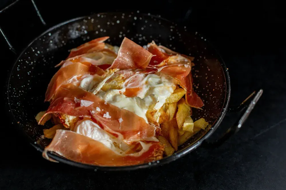 Huevos rotos con jamón