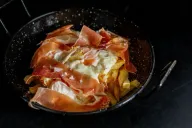 Huevos rotos con jamón